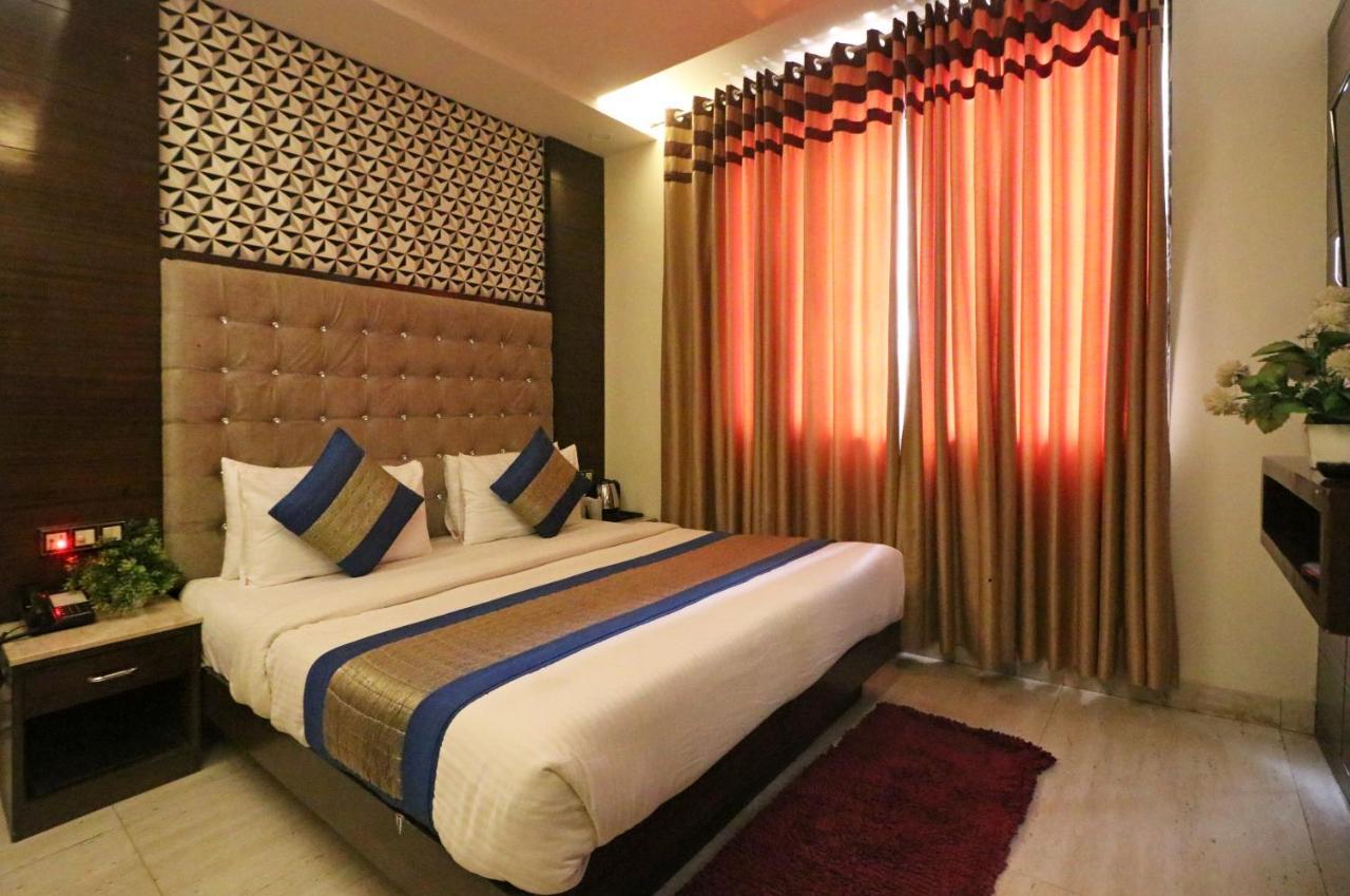 Hotel Mannat International By Mannat Ню Делхи Екстериор снимка